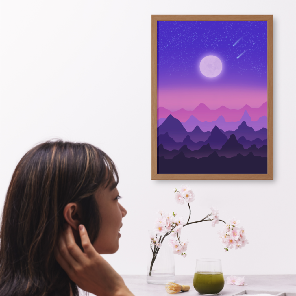 Femme de côté qui regarde une affiche accrochée au mur. L'affiche représente une création graphique d'un ciel au couché du soleil avec les couleurs violet et rose, on y voit la lune et les montagnes.